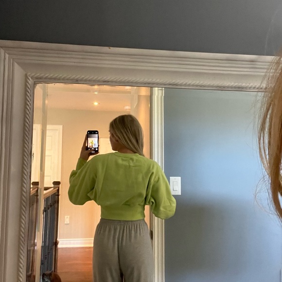 Green Aritzia Cropped Crewneck! Excellent Quality! Size X-Small! - Picture 2 of 3